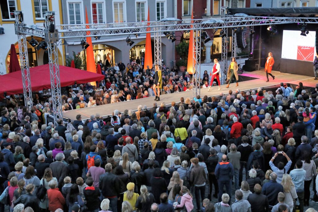 Modenschau mit großem Publikum auf dem Stadtplatz