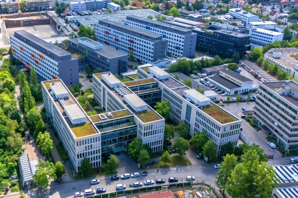 Luftbild eines Gewerbegebiets mit Bürogebäuden