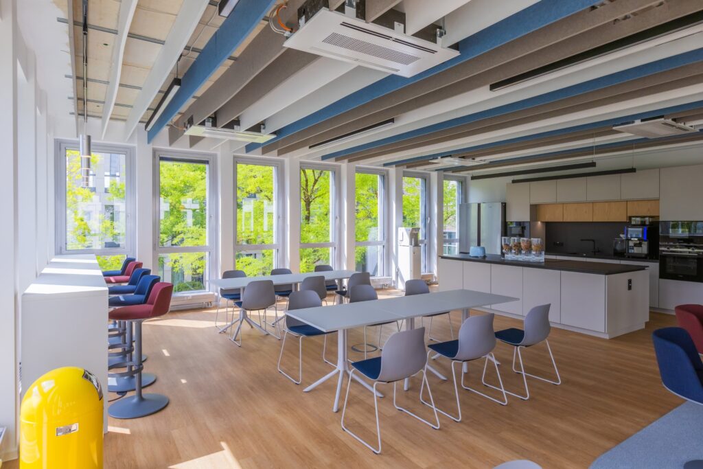 Moderne Büroküche mit Essbereich