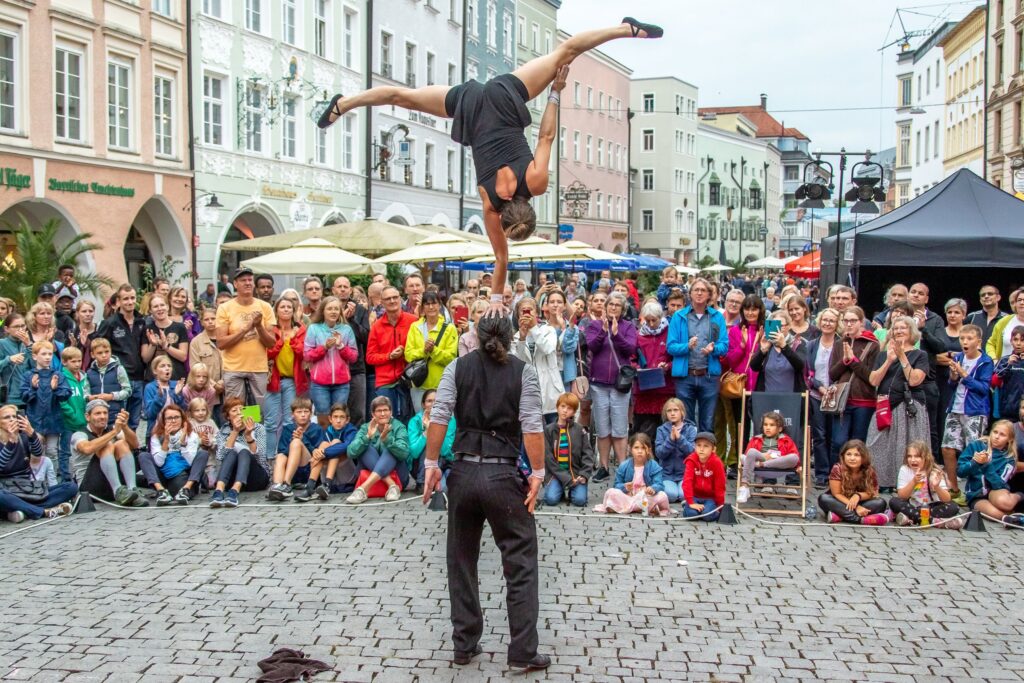 Artist bei einer Show auf dem Stadtplatz