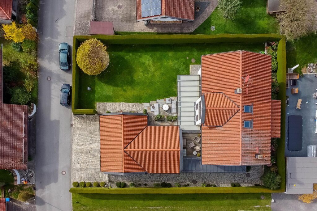 Drohnenaufnahme eines Wohnhauses mit Garten von oben