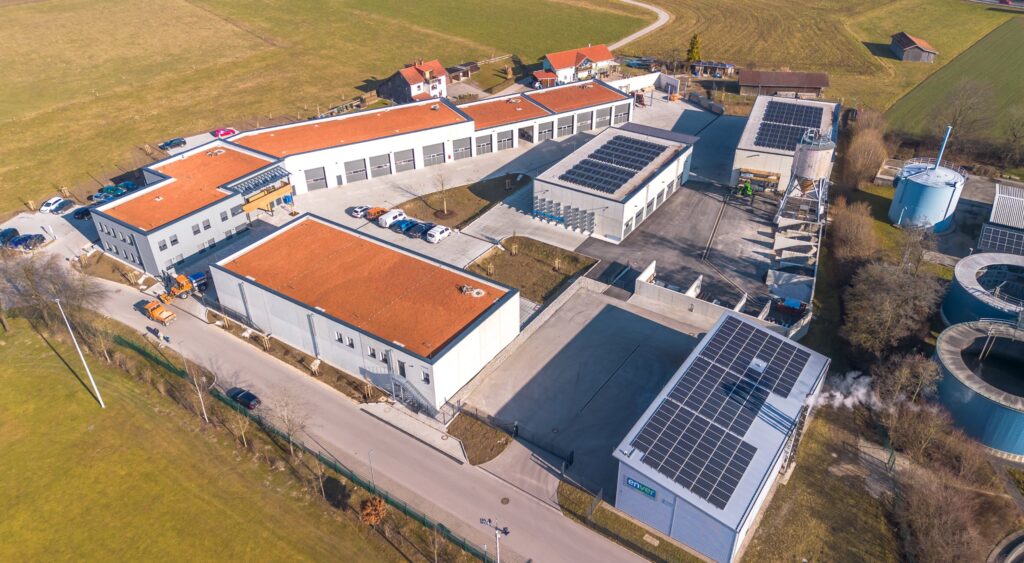 Luftbild eines Gewerbe- und Betriebshofs mit Photovoltaik