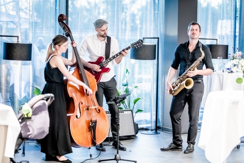 Jazztrio mit Kontrabass, Gitarre und Saxofon