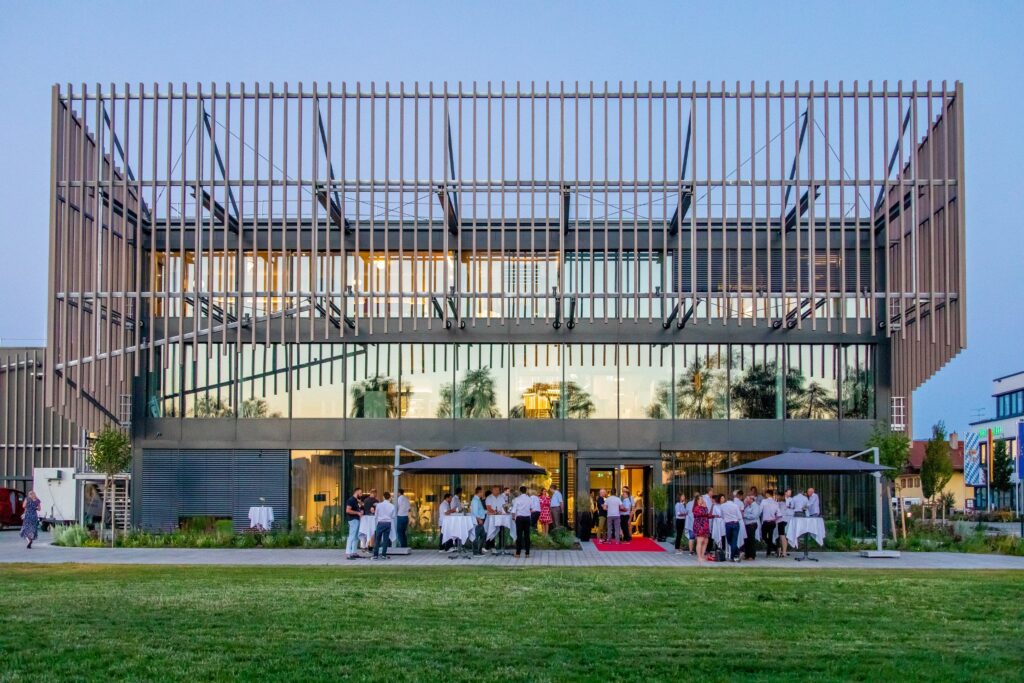 Firmengebäude in der Abenddämmerung mit Gästen