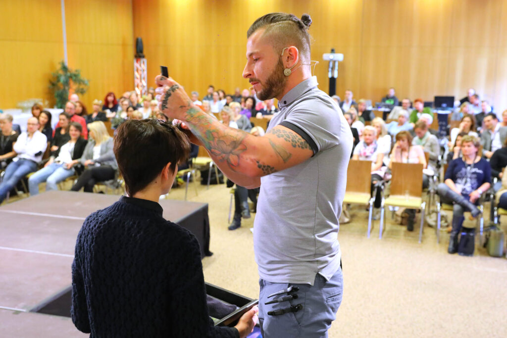Live-Vorführung eines Friseurs vor Publikum