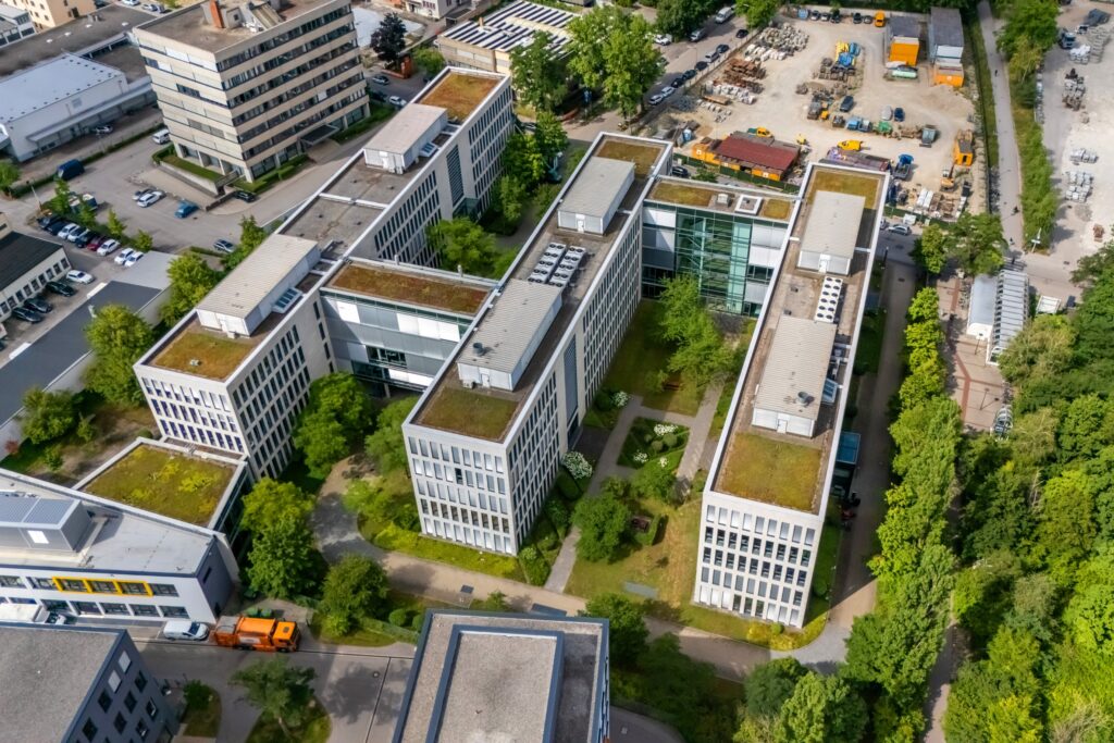 Luftbild eines Bürokomplexes mit begrünten Dächern