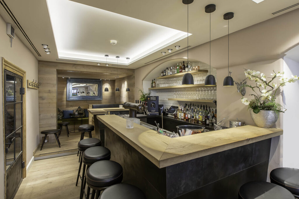 Hotelbar mit Holztheke und Barhockern