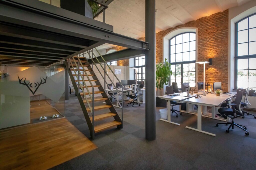 Loft-Büro mit Stahltreppe und Backsteinwand