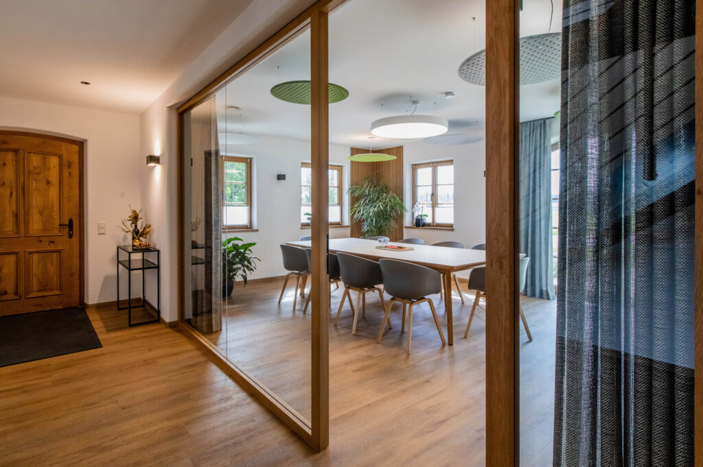 Besprechungsraum hinter Glaswand mit Holzrahmen