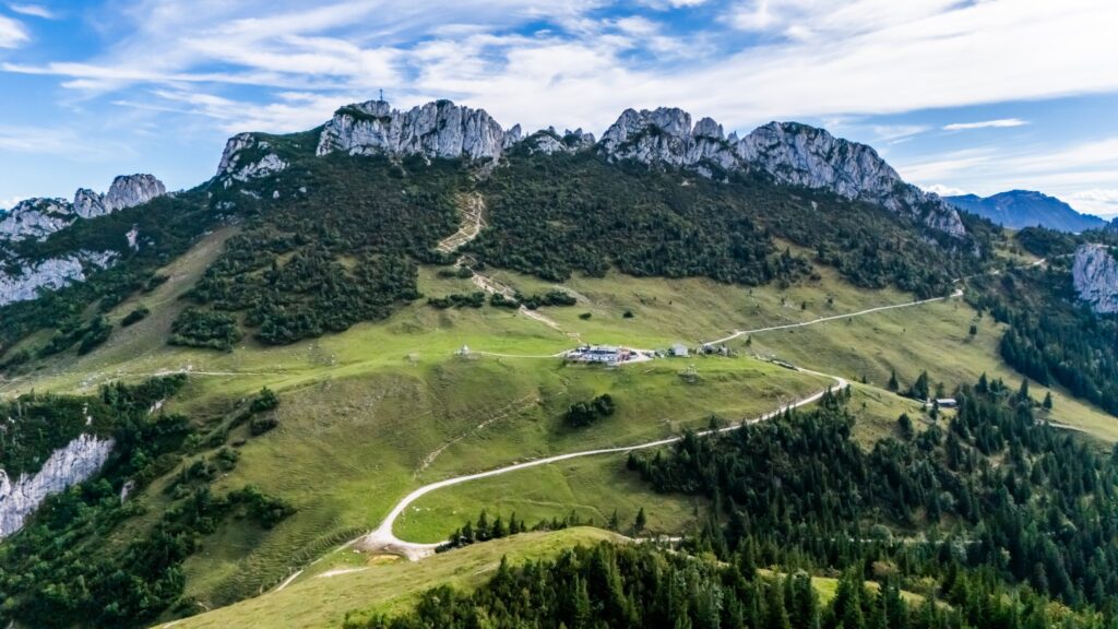 Luftbild einer Almhütte unter Felsgipfeln in den Chiemgauer Alpen