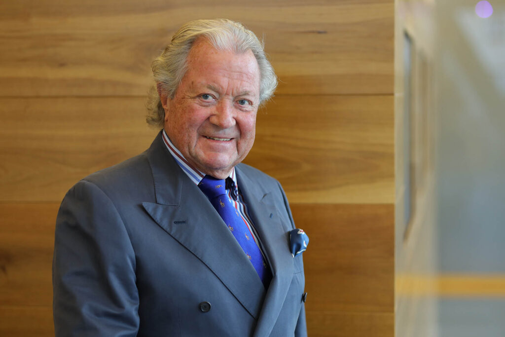 Business-Portrait eines Unternehmers vor Holzwand