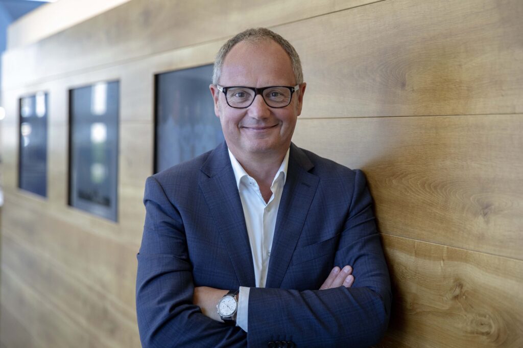 Business-Portrait eines Geschäftsführers mit verschränkten Armen