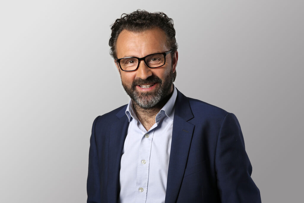 Business-Portrait vor grauem Hintergrund