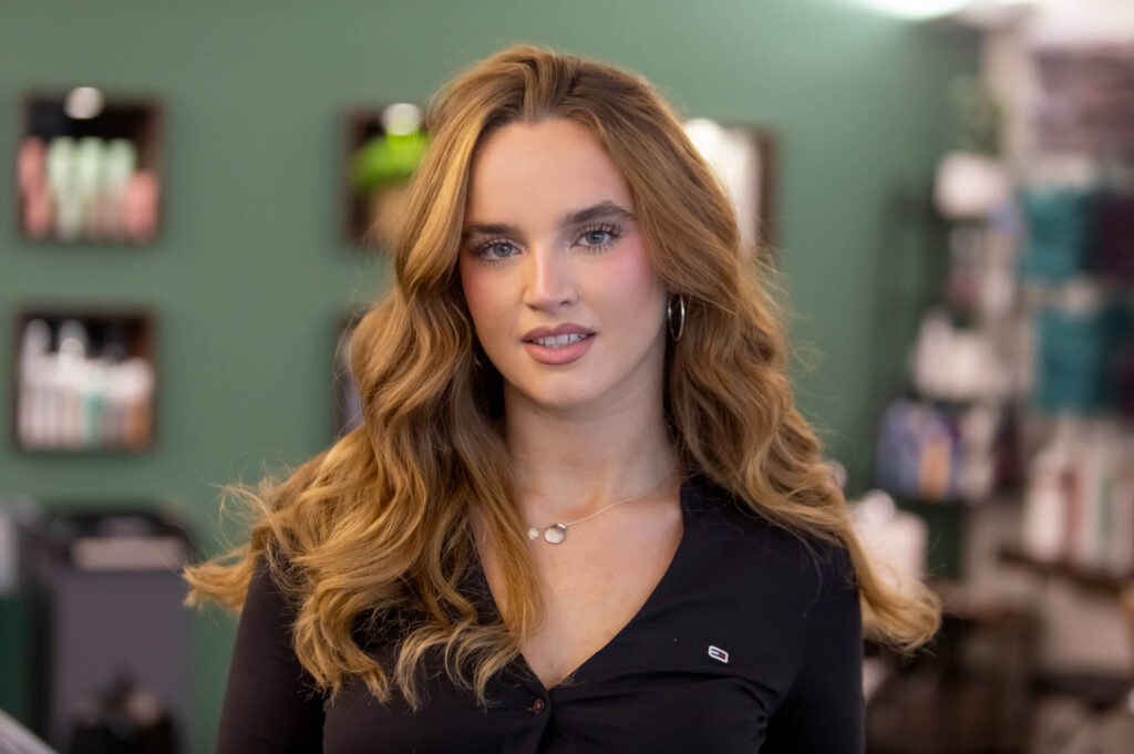 Portrait einer jungen Frau im Friseursalon