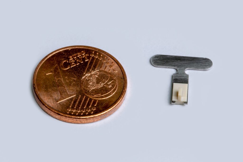 Feinmechanisches Bauteil neben einer 1-Cent-Münze