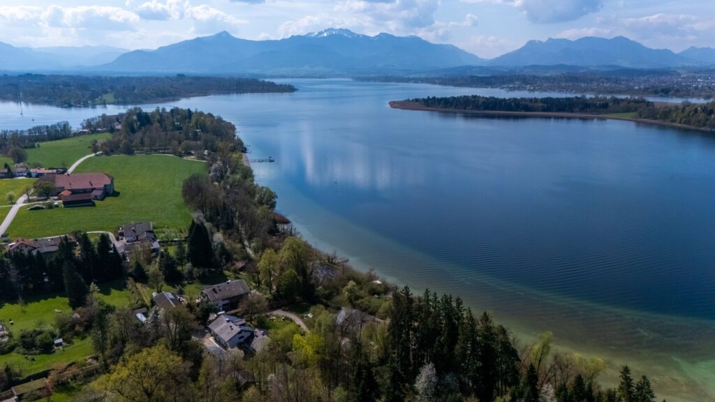 Luftbild des Chiemsees mit Alpenpanorama