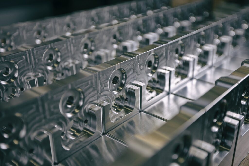 Reihe gefräster Aluminiumteile