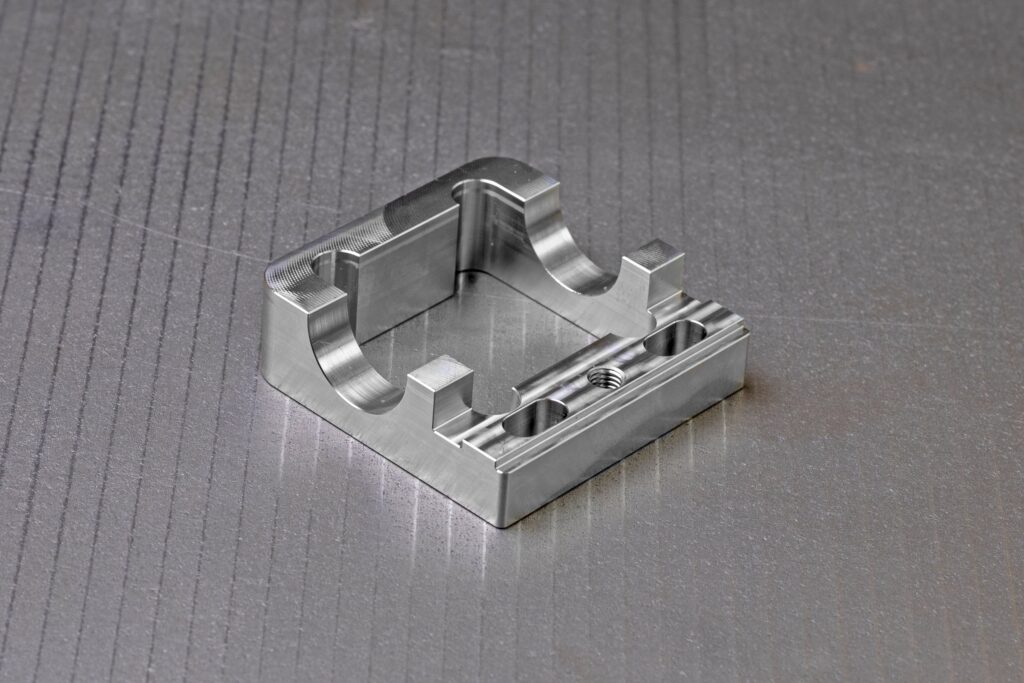Gefrästes Aluminiumbauteil auf Metallplatte