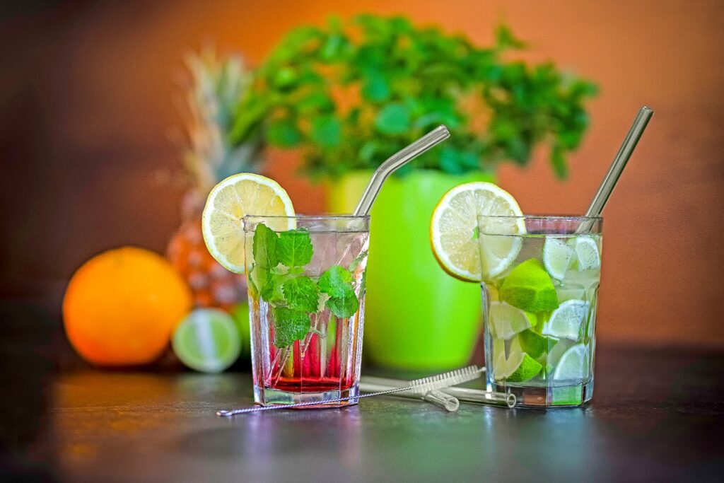 Zwei Cocktails mit Minze und Zitrone