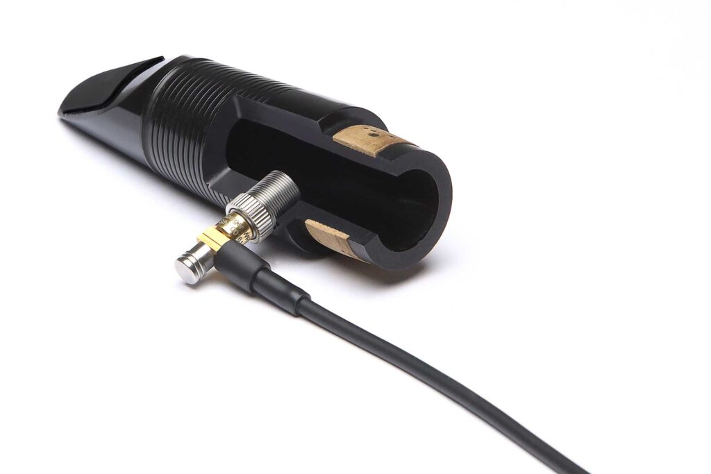 Saxofon-Mundstück mit Tonabnehmer und Kabel