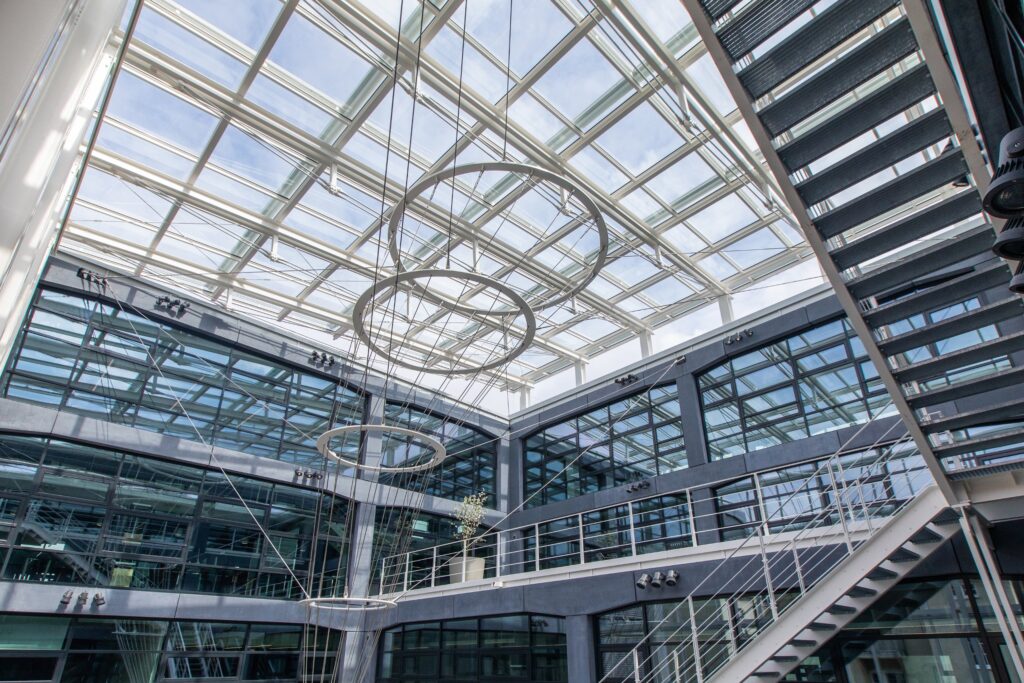 Atrium mit Glasdach und Ringleuchten