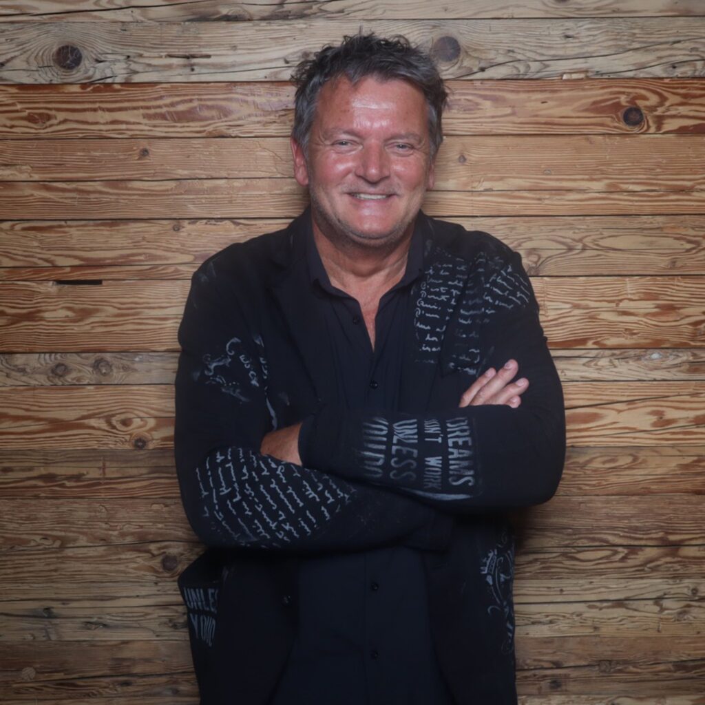 Portrait des Fotografen Martin Rumberger vor Holzwand