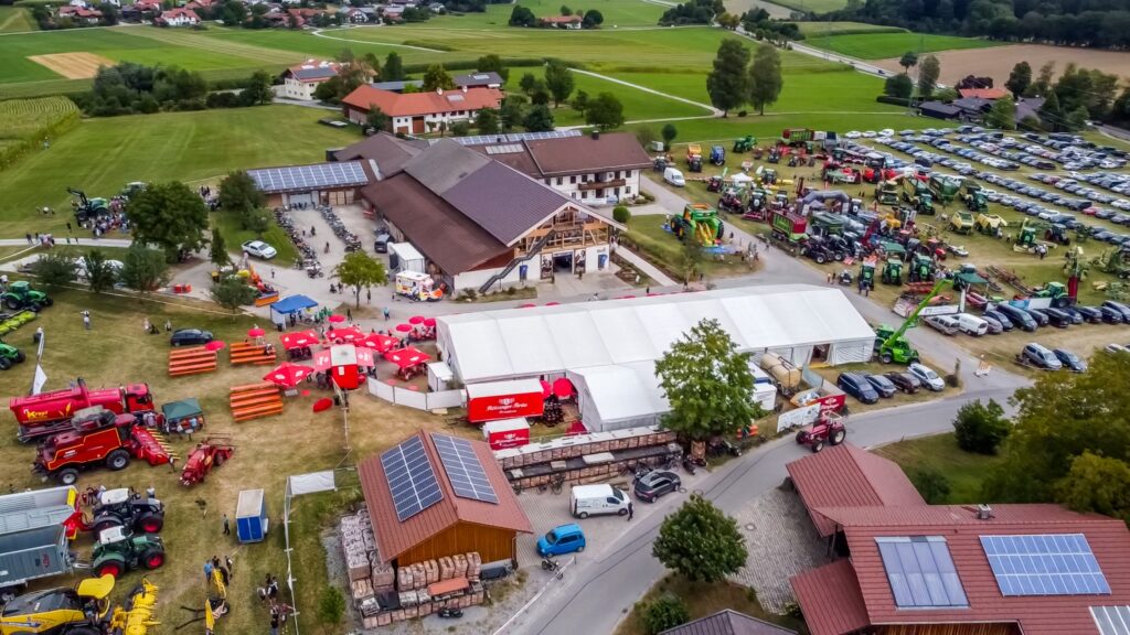Luftbild einer Landmaschinenausstellung auf einem Bauernhof