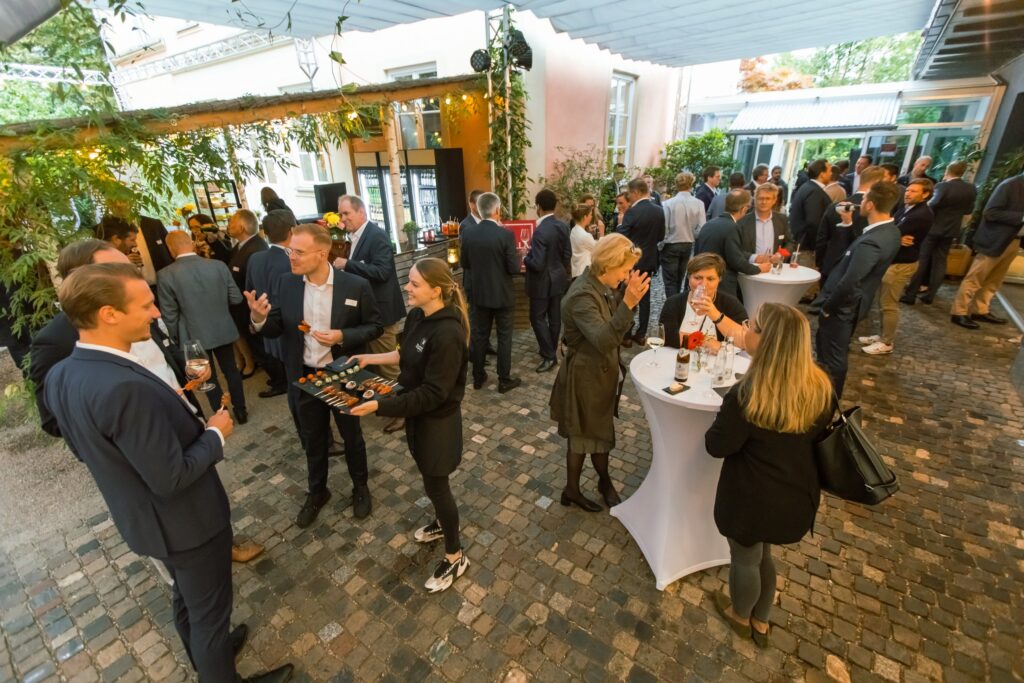 Empfang im Innenhof bei einem Firmenevent