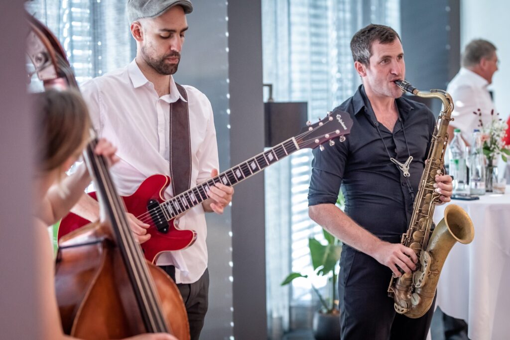 Jazztrio spielt bei einer Firmenfeier